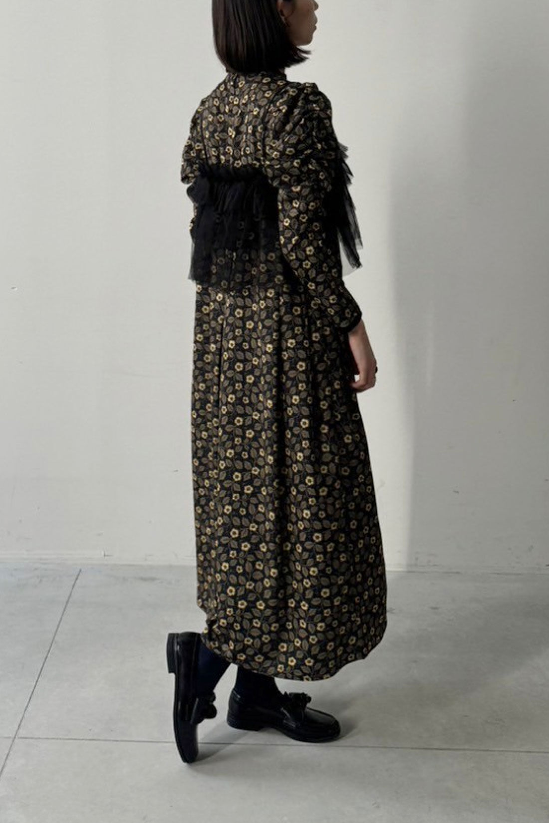 MEDE19F|【Atelier Morris】アシメトリーヘムデザインのプリントワンピースのコーディネート|モデル身長：168cm　着用サイズ：M