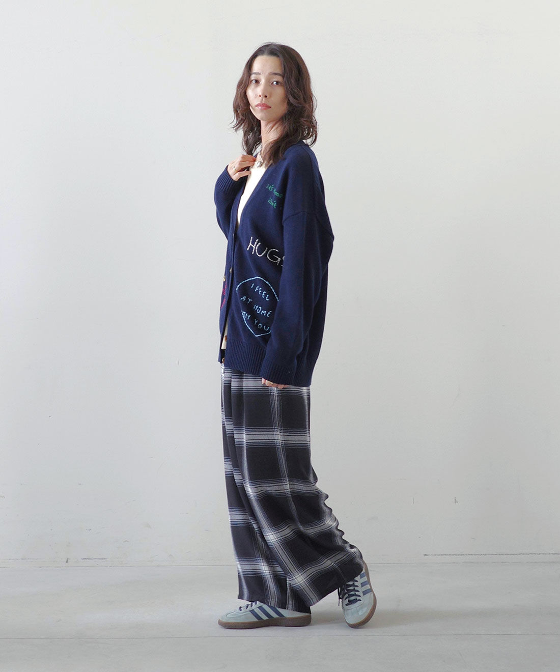 MEDE19F [メデ・ジュウキュウ]|コットンシアー ラグラントップスとラップデザイン プリントチェックパンツ〈ブラック〉のコーディネート|モデル身長： 168cm　Mサイズ着用