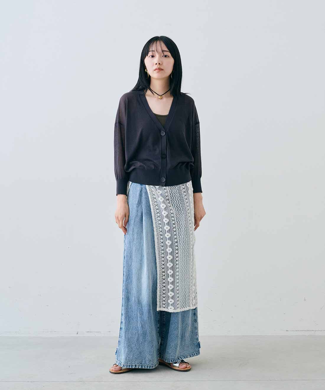 フェリシモファッションニュース|麻混シアーカーディガンと麻混シアーカーディガンとヴィンテージハートモチーフベルベットリボンチョーカーとレスウォーターの麻混タックワイドデニムパンツのコーディネート