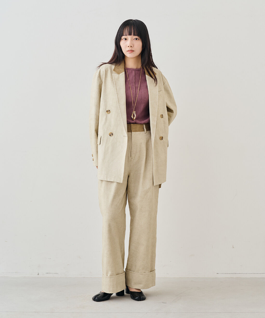 MEDE19F|ヴィンテージライク チノ素材 ワークスラックス〈ベージュ〉とコットンランダム リブトップスの会とケミカル加工　ワッフルトップスの会のコーディネート