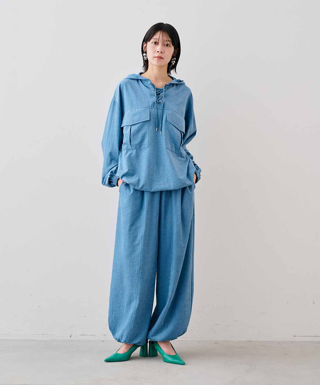 MEDE19F|フェイクスエードのアノラック パーカー〈スカイテールブルー〉のコーディネート