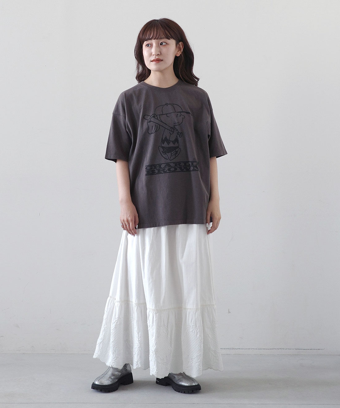 MEDE19F [メデ・ジュウキュウ]|MEDE19F PEANUTS 古着 プリントTシャツとシルバーのクラックレザー調トラックブーツのコーディネート|モデル身長： 156cm　Mサイズ着用