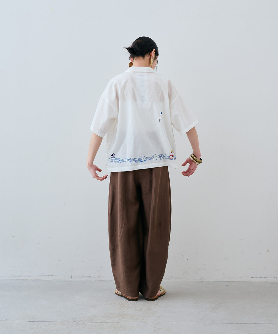 MEDE19F [メデ・ジュウキュウ]|バカンス刺繍開衿シャツ〈オフホワイト〉とヴィンテージトライアングルイヤリングのコーディネート|163cm　size：TOP 1 PANTS M