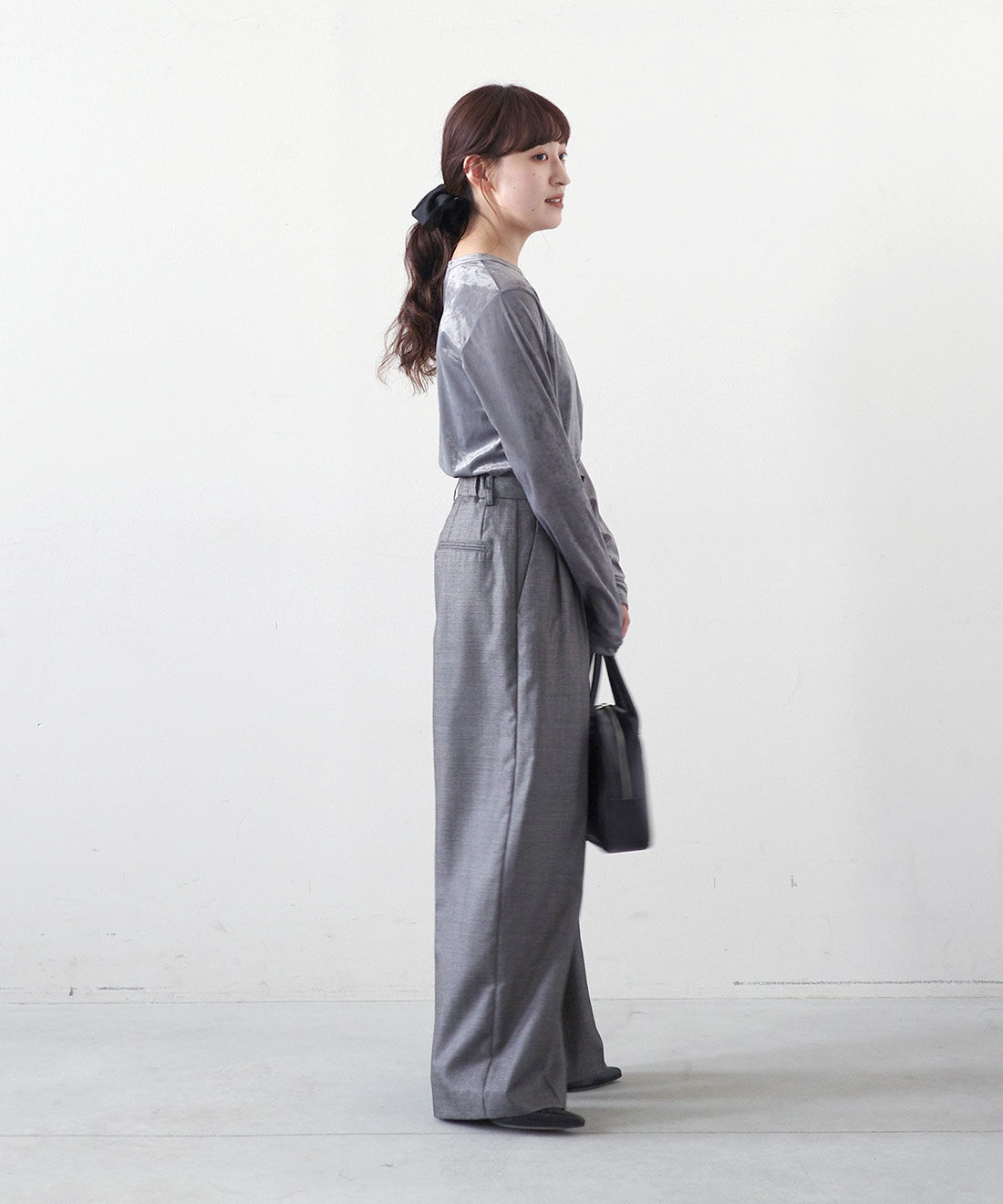 MEDE19F|クラッシュべロア調 トップスの会とクラッシュべロア調 トップスの会とビッグシュシュ〈ブラック〉のコーディネート|モデル身長： 156cm　Mサイズ着用