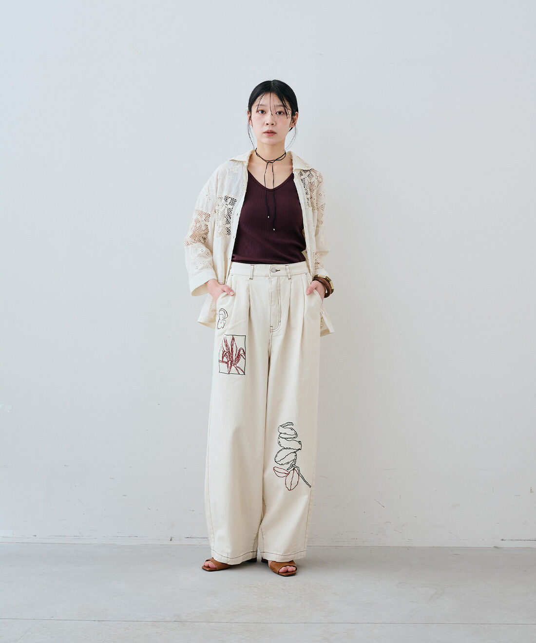 MEDE19F|刺繍遣いパッチワーク レースシャツ〈アイボリー〉とヴィンテージビーズロングチョーカーのコーディネート|163cm　size：TOP 1 PANTS M