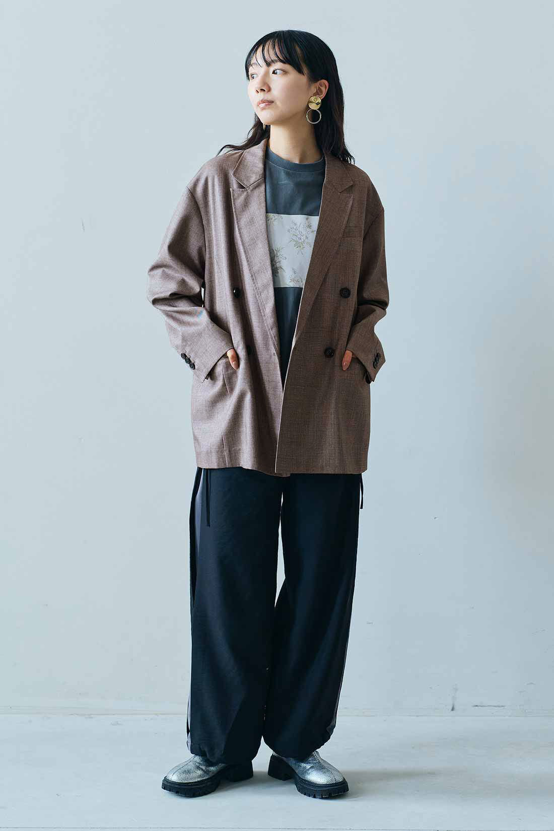 MEDE19F|MEDE19F　シャークスキンのリラックスダブルジャケット〈グレーベージュ〉|モデル身長：163cm　着用サイズ：M