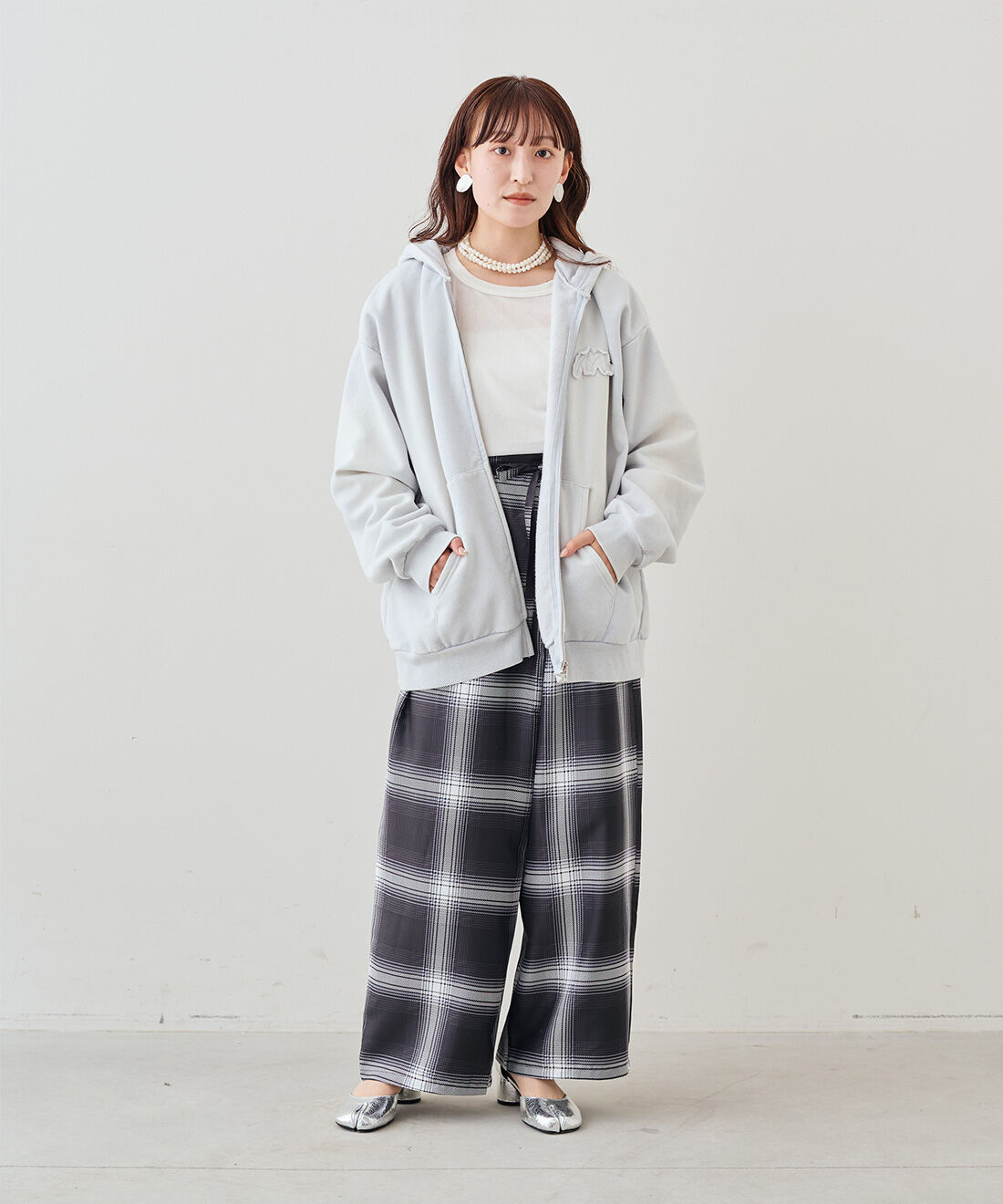 MEDE19F|古着屋でみつけたようなジップフーディーの会とクラッシュべロア調 トップスの会とクラッシュべロア調 トップスの会とラップデザイン プリントチェックパンツ〈ブラック〉のコーディネート