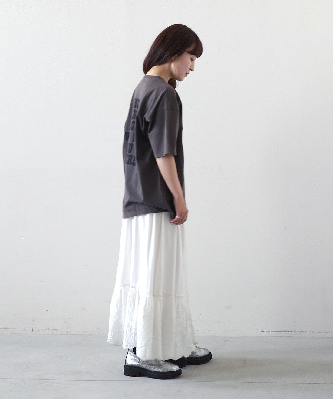 MEDE19F [メデ・ジュウキュウ]|MEDE19F PEANUTS 古着 プリントTシャツとシルバーのクラックレザー調トラックブーツのコーディネート|モデル身長： 156cm　Mサイズ着用