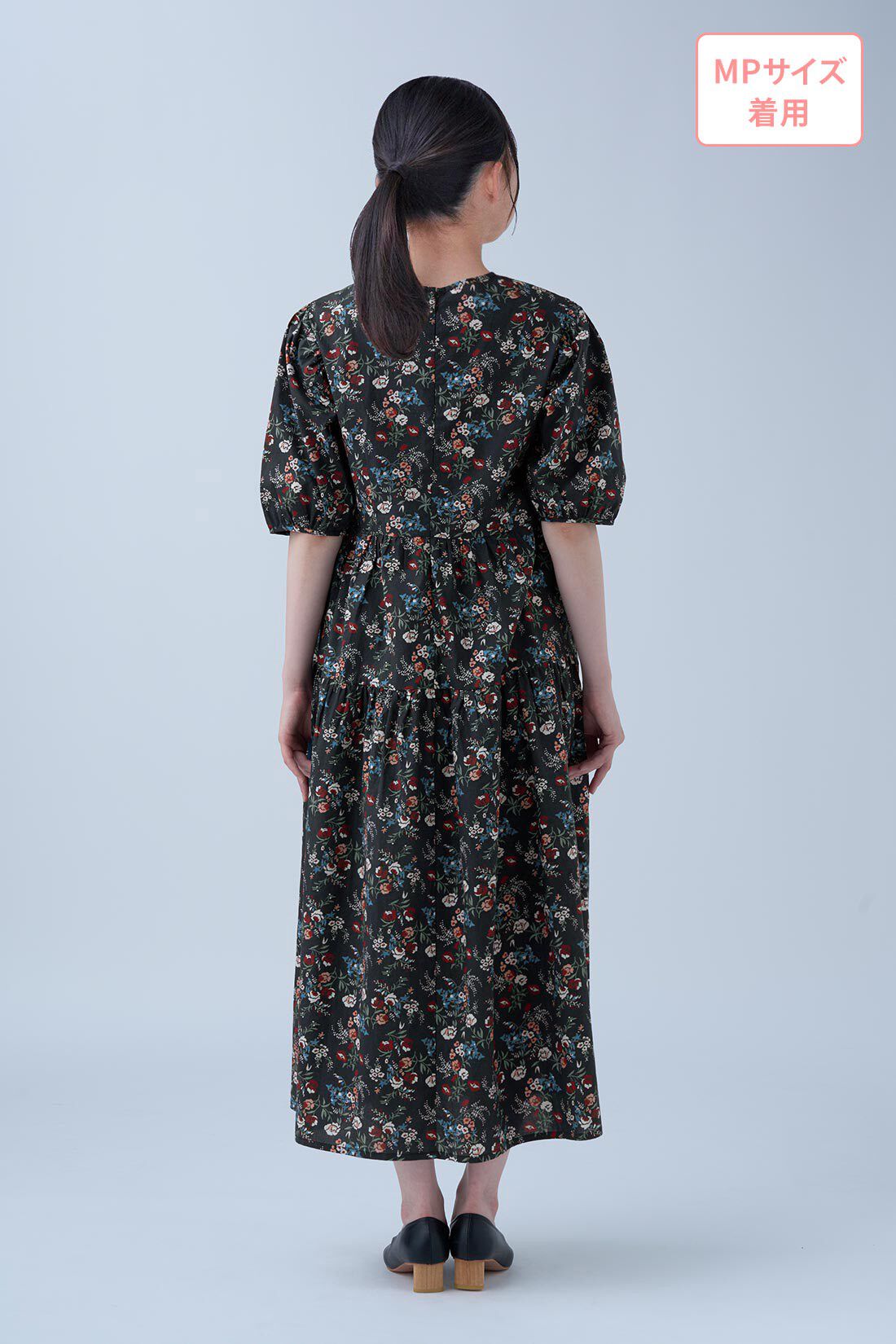 MEDE19F|MEDE19F　ミュルーズモダン〈「ミュルーズ染織美術館」アーカイブコレクション〉プリントパフスリーブワンピース〈ブラック〉|モデル身長：152cm　着用サイズ：MP