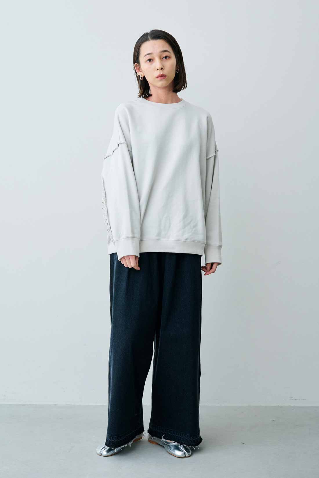 MEDE19F|【MEDE19F】レースコンビのオーバーサイズスウェット〈ネイビー〉|モデル身長：168cm　着用サイズ：M
