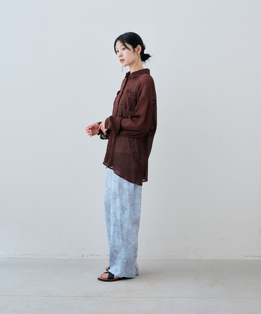 フェリシモファッションニュース|シアーウエスタンシャツ〈ブラウン〉とムラ染め調 プリントイージーパンツ〈ライトブルー〉とヴィンテージビーズロングチョーカーのコーディネート