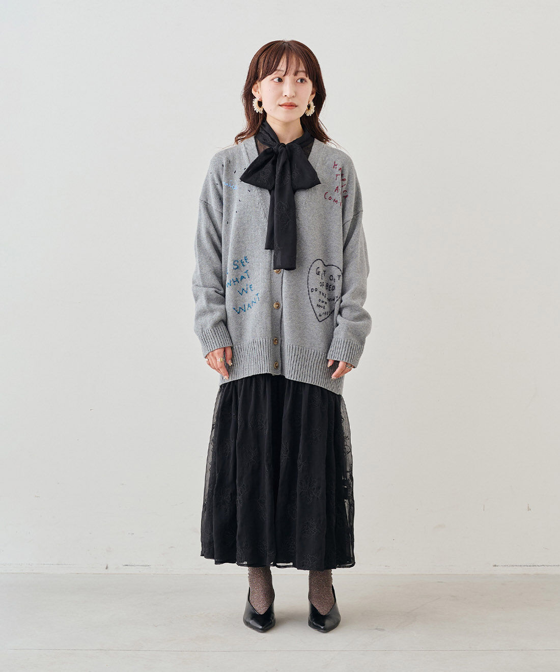 MEDE19F|レタード刺しゅう ニットカーデ〈グレー〉と花刺繍 ボウタイシアードレス〈ブラック〉のコーディネート