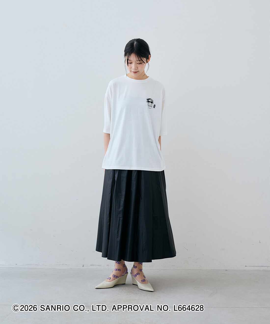 MEDE19F [メデ・ジュウキュウ]|HELLO KITTY トコナツを感じる プリントTシャツ〈ホワイト〉とHELLO KITTY リボン柄のシアーソックスのコーディネート|163cm　size：M