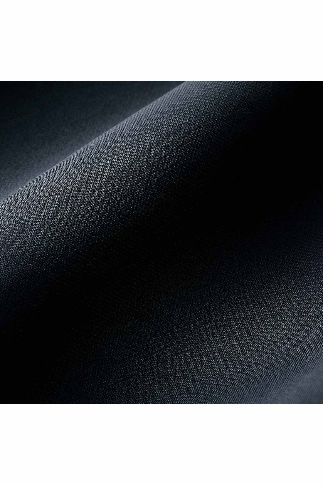 MEDE19F [メデ・ジュウキュウ]|MEDE19F　ラッシュガード素材でつくったミリタリーショーツ〈ブラック〉|薄くて軽やか、伸縮性にすぐれたナイロン・ポリウレタンのトリコット素材。UVカット率は90％。接触冷感、吸汗速乾のほか、耐塩素加工でプールにも。