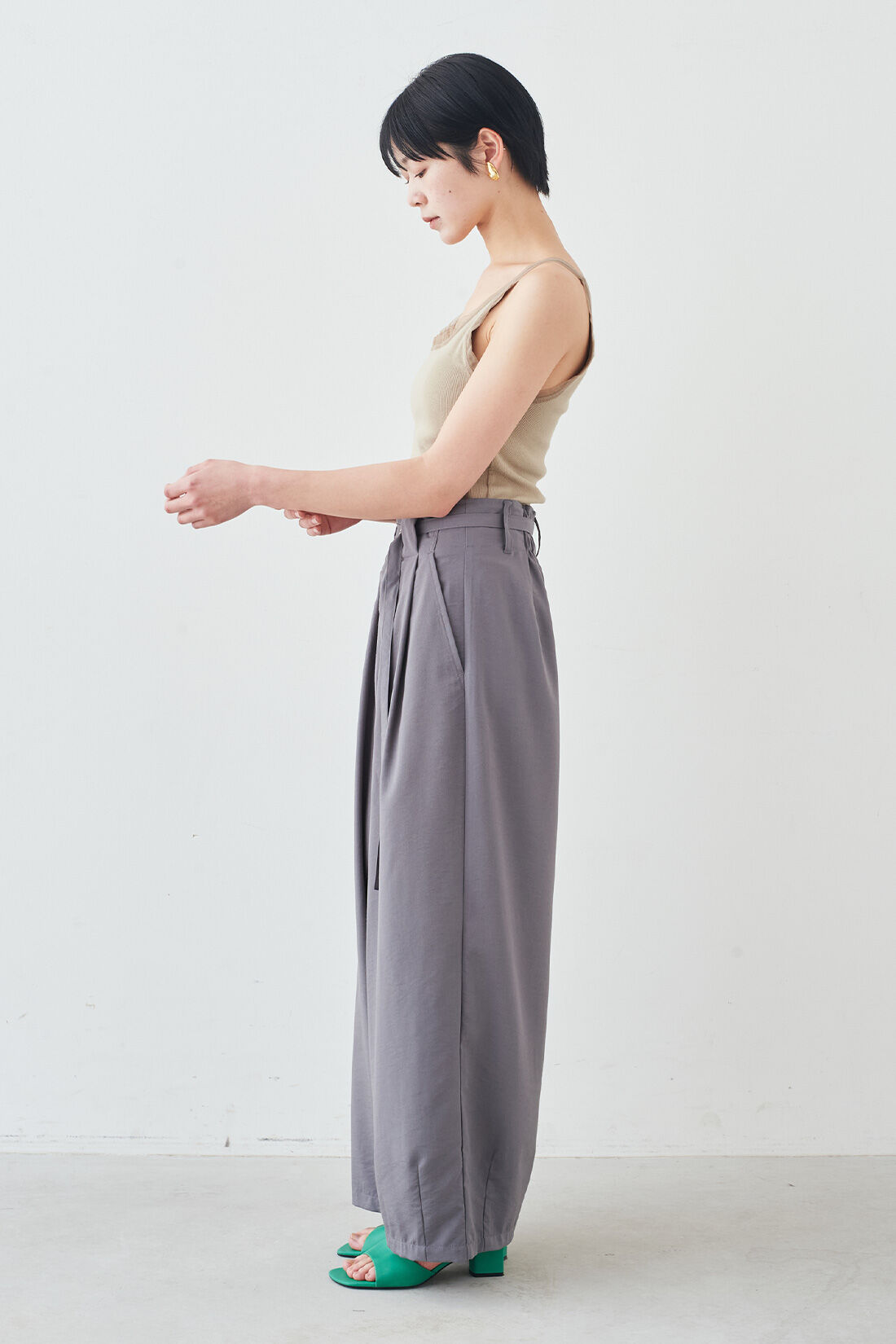 MEDE19F|MEDE19F　チュール遣いのカップ付きリブタンクトップ〈チャコール〉|モデル身長：163cm　着用サイズ：M　※お届けのカラーとは異なります。