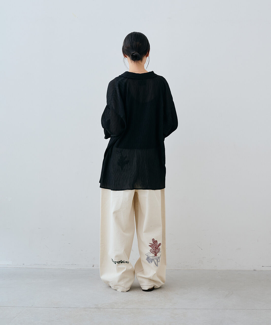 MEDE19F|アート刺繍をほどこした ワイドパンツ〈生成り〉とEDER SHOES 1542 NERO / 13のコーディネート|163cm　size：M