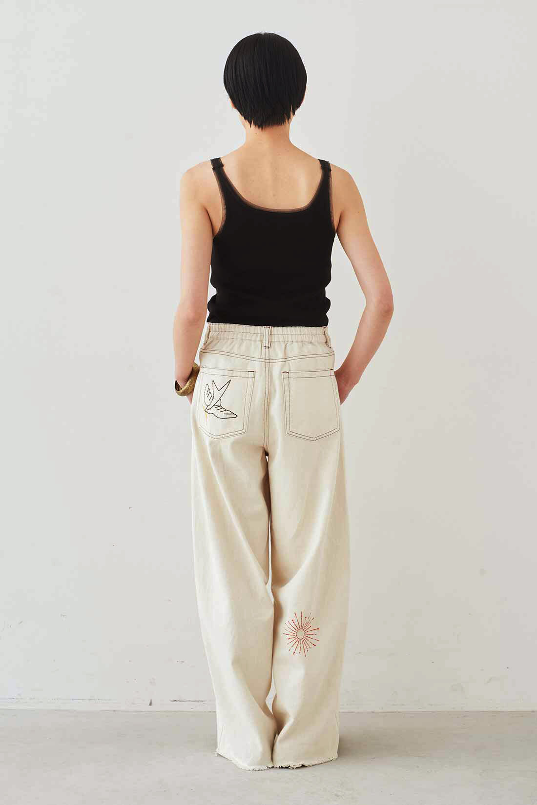 MEDE19F|MEDE19F　刺繍とプリントにこだわったバレルパンツ〈オフホワイト〉|モデル身長：163cm　着用サイズ：M