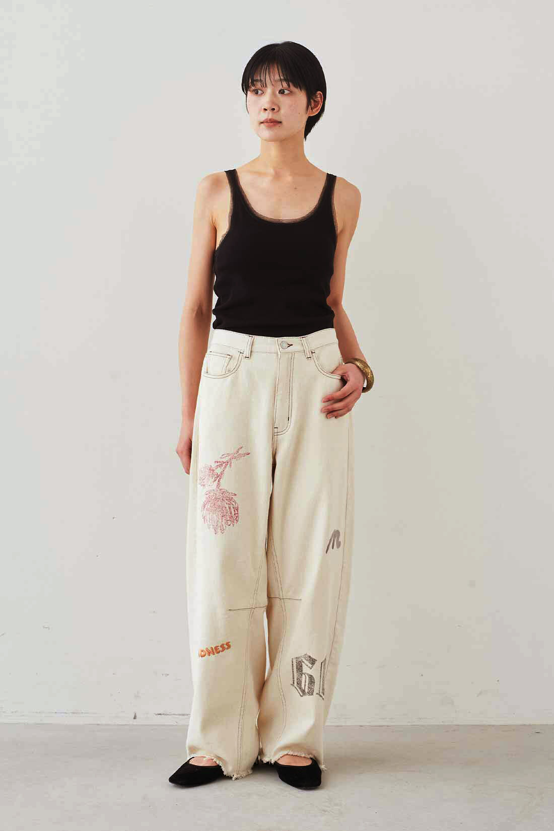 MEDE19F|MEDE19F　刺繍とプリントにこだわったバレルパンツ〈オフホワイト〉|モデル身長：163cm　着用サイズ：M
