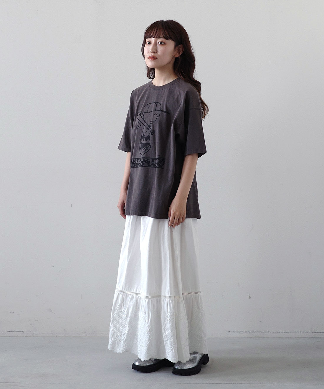 MEDE19F [メデ・ジュウキュウ]|MEDE19F PEANUTS 古着 プリントTシャツとシルバーのクラックレザー調トラックブーツのコーディネート|モデル身長： 156cm　Mサイズ着用