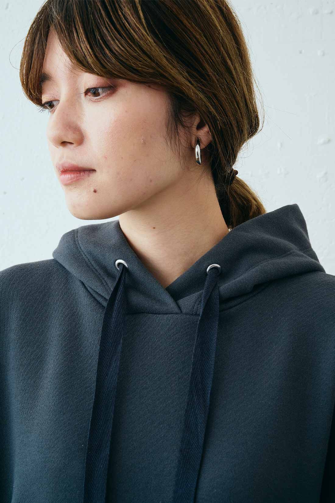 MEDE19F|MEDE19F　スリーブレスフーディースウェット〈アイボリー〉|やや甘く編んだやわらかな裏毛素材。ポリエステル混できれいめな表面感です。