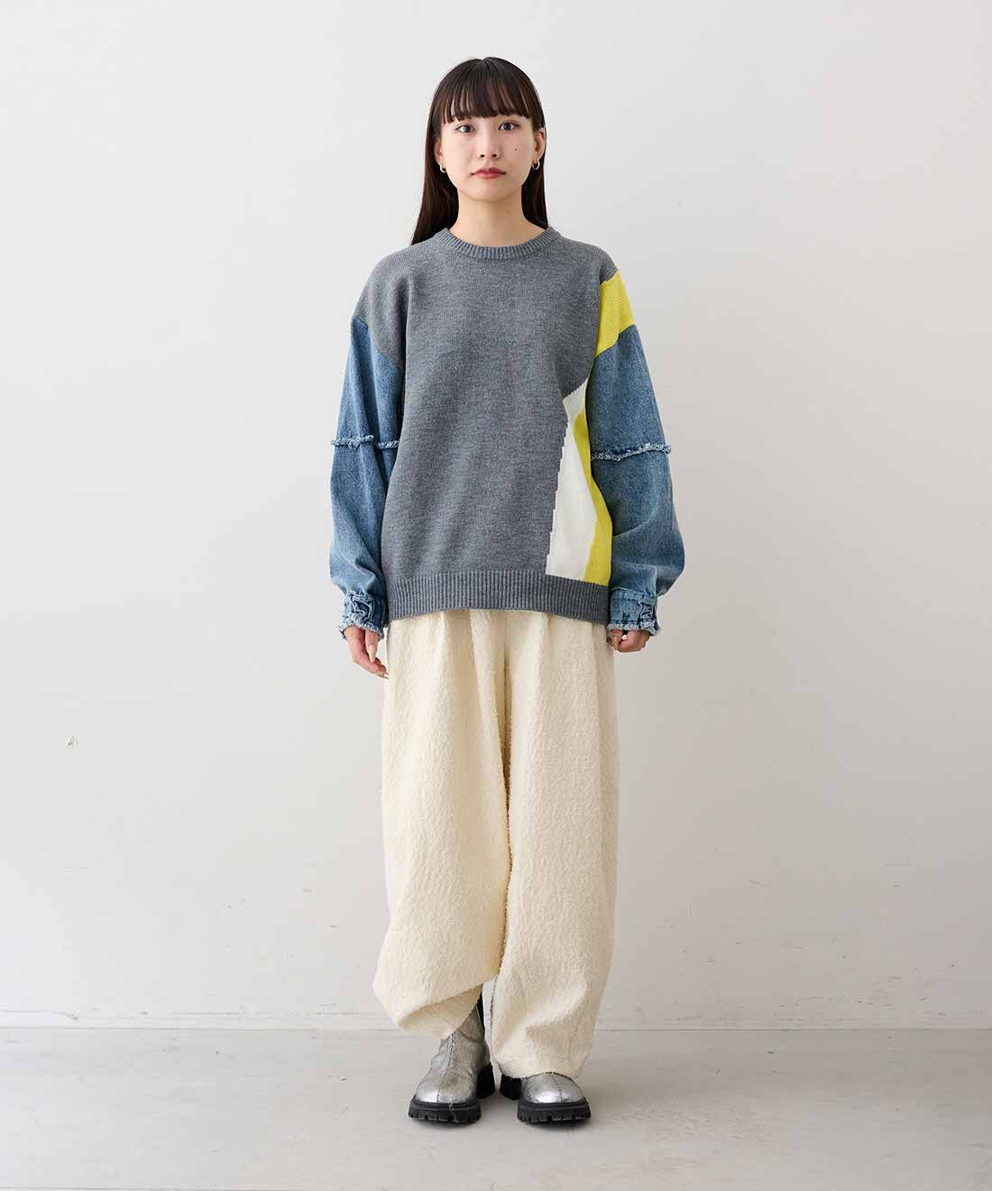 MEDE19F [メデ・ジュウキュウ]|加工デニム スリーブコンビニットの会とコットンツィード素材 バナナシルエットパンツ〈オフホワイト〉のコーディネート