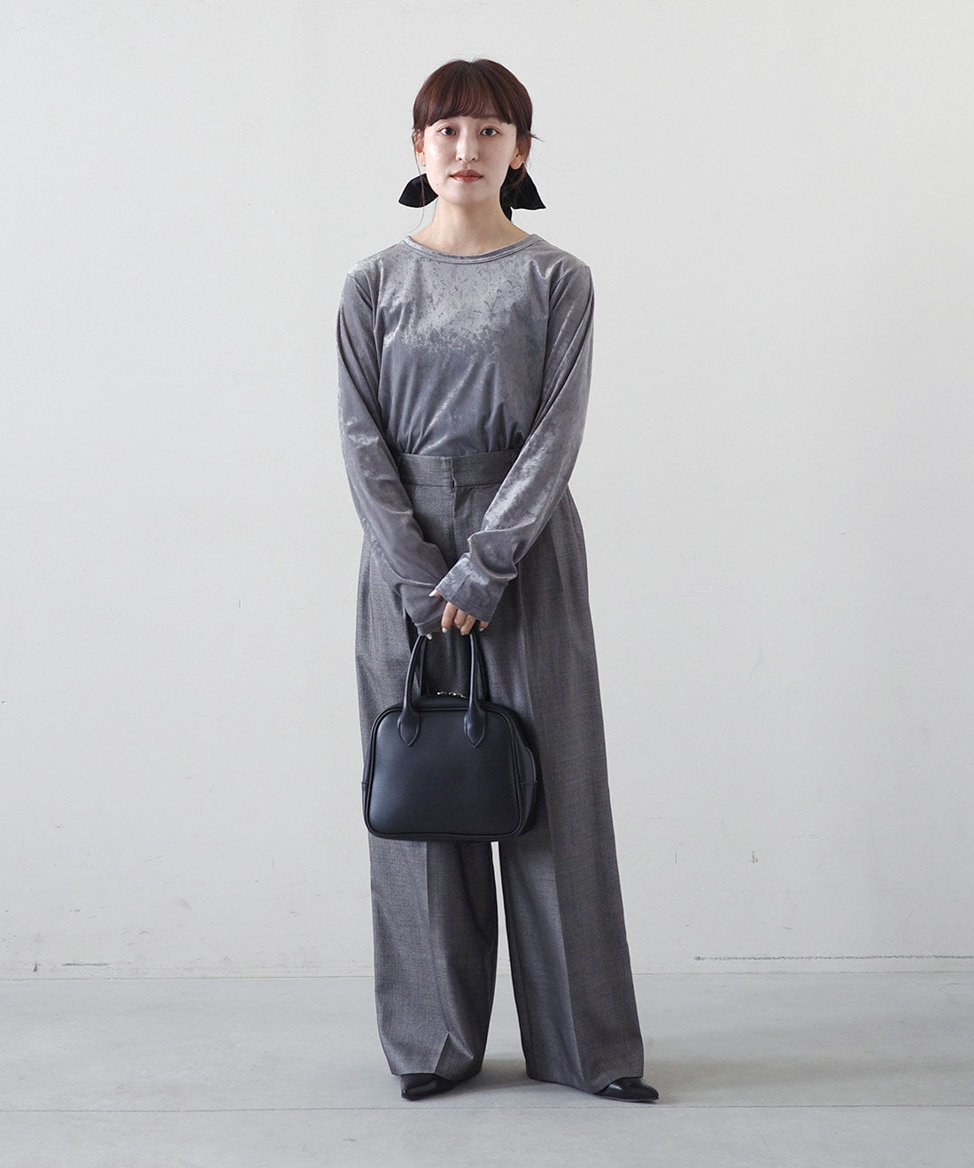 MEDE19F|クラッシュべロア調 トップスの会とクラッシュべロア調 トップスの会とビッグシュシュ〈ブラック〉のコーディネート|モデル身長： 156cm　Mサイズ着用