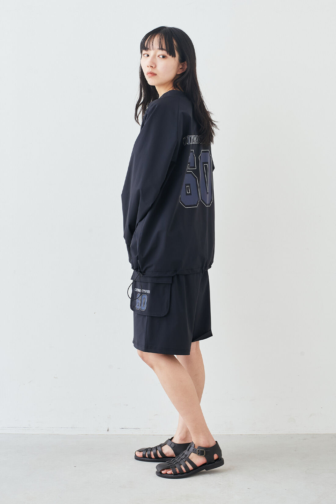 MEDE19F [メデ・ジュウキュウ]|MEDE19F　ラッシュガード素材でつくったミリタリーショーツ〈ブラック〉|モデル身長：163cm　着用サイズ：M