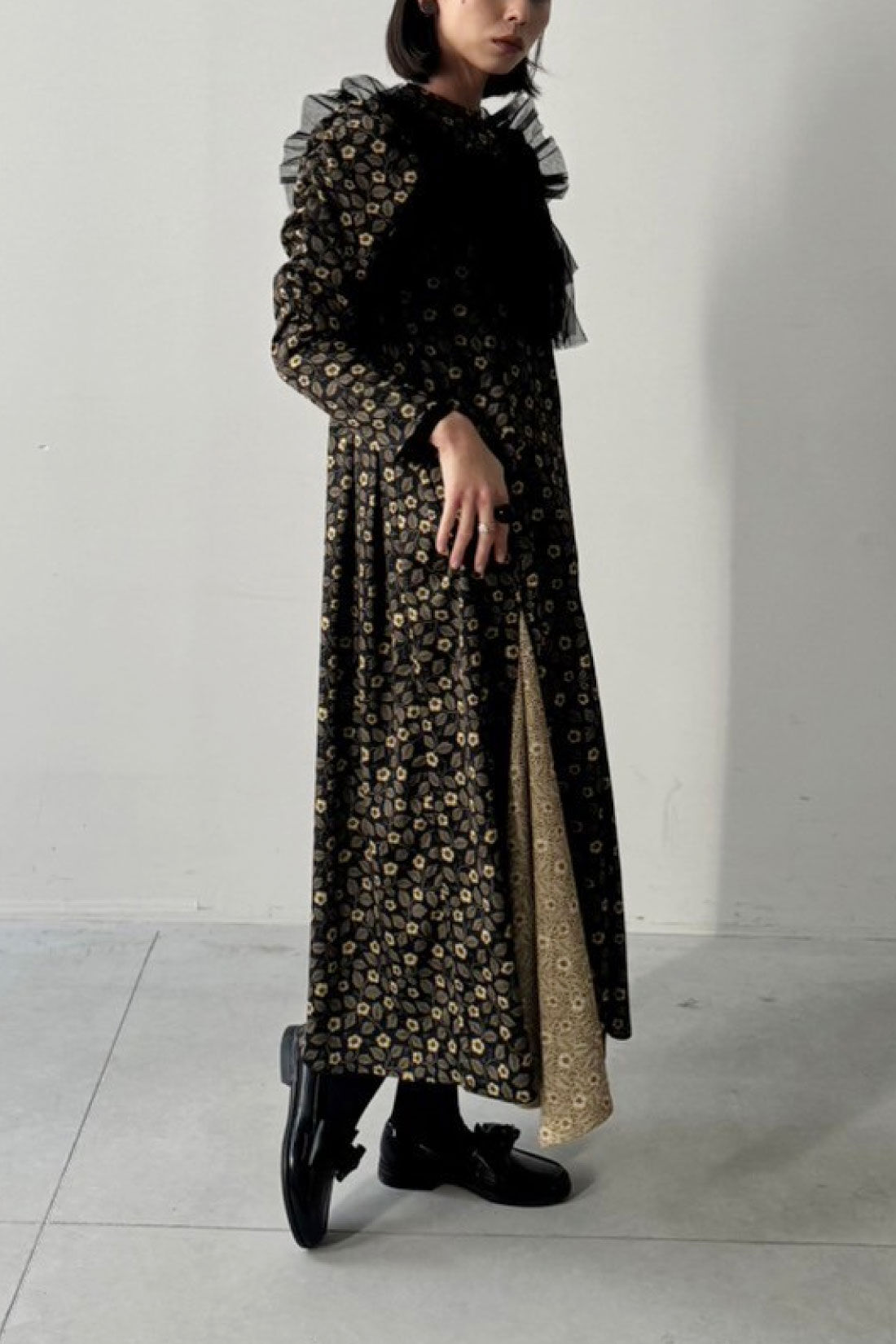 MEDE19F|【Atelier Morris】アシメトリーヘムデザインのプリントワンピースのコーディネート|モデル身長：168cm　着用サイズ：M