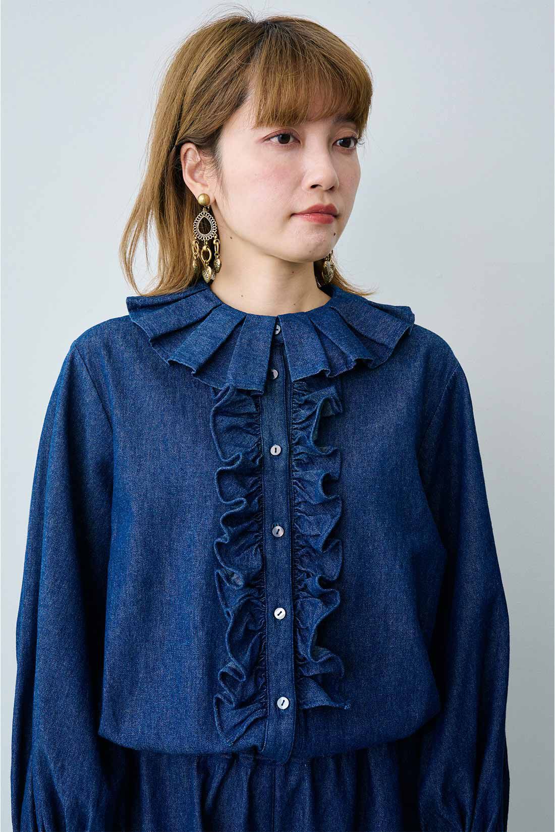MEDE19F|【MEDE19F】Boutique888さんコラボ フリル遣いのデニムオールインワン〈インディゴネイビー〉|ぐるりと後ろにもめぐらせたタック遣いの衿。
