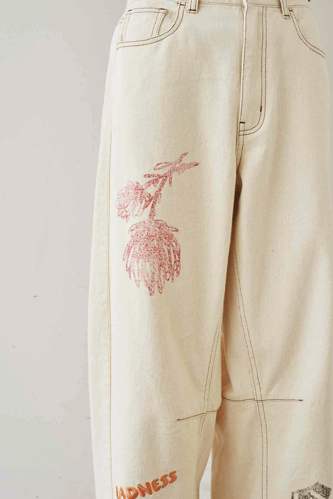 MEDE19F|MEDE19F　刺繍とプリントにこだわったバレルパンツ〈オフホワイト〉