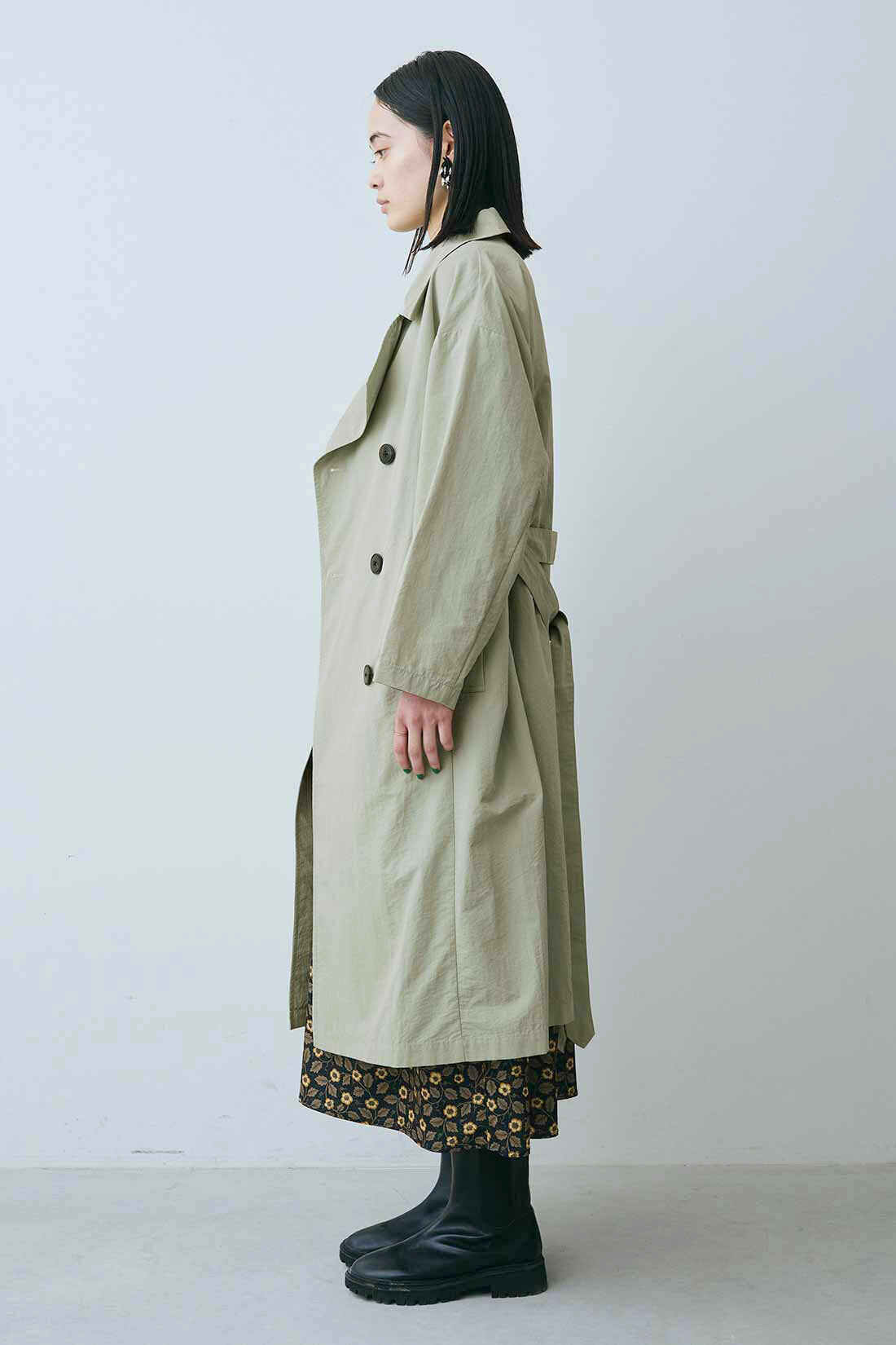 MEDE19F [メデ・ジュウキュウ]|MEDE19F 撥水加工をほどこしたライトトレンチコート〈セージグレー〉|モデル身長：167cm　着用サイズ：M