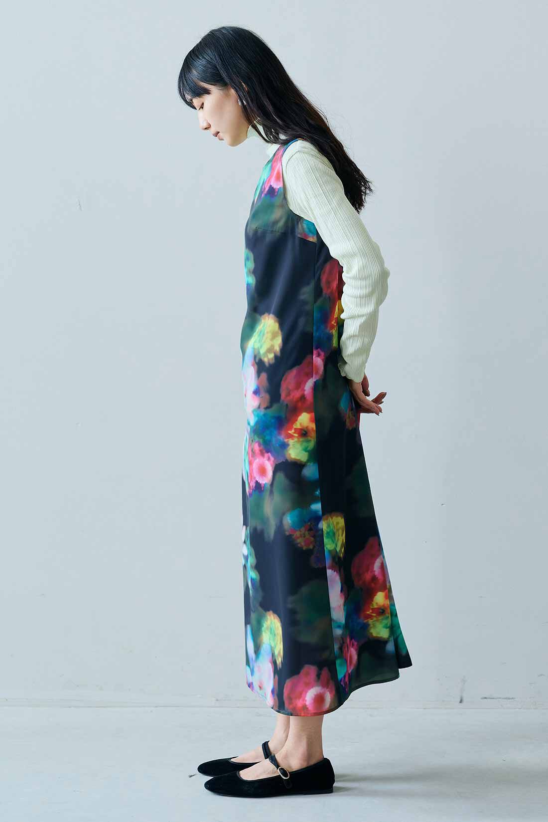 MEDE19F|MEDE19F　花柄のプリントを重ねたシアードレス〈ブラック〉|モデル身長：163cm　着用サイズ：M
