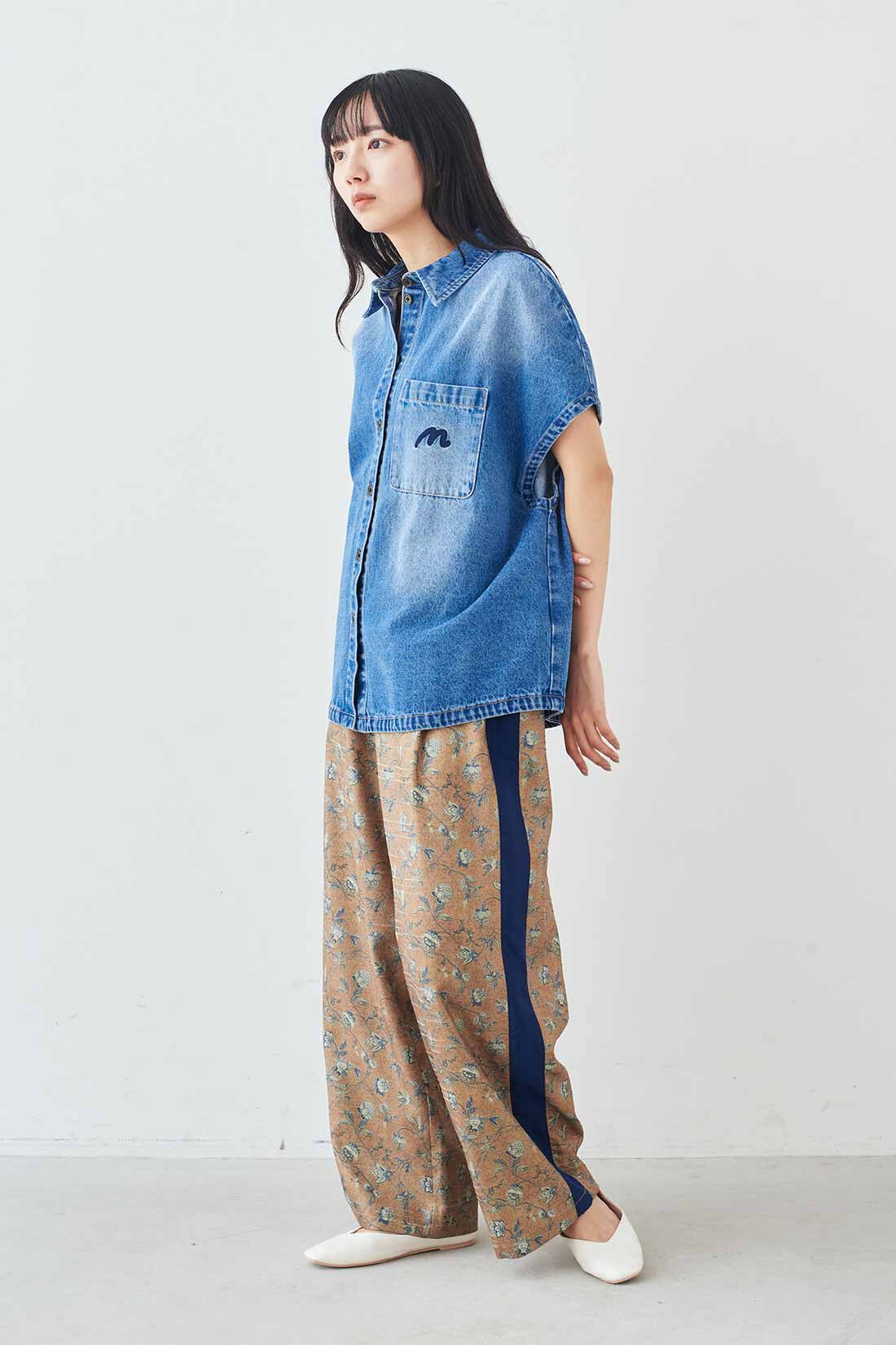 MEDE19F|MEDE19F　ステッチ刺繍のあるオーバーサイズデニムシャツ〈ブルー〉|モデル身長：163cm　着用サイズ：M