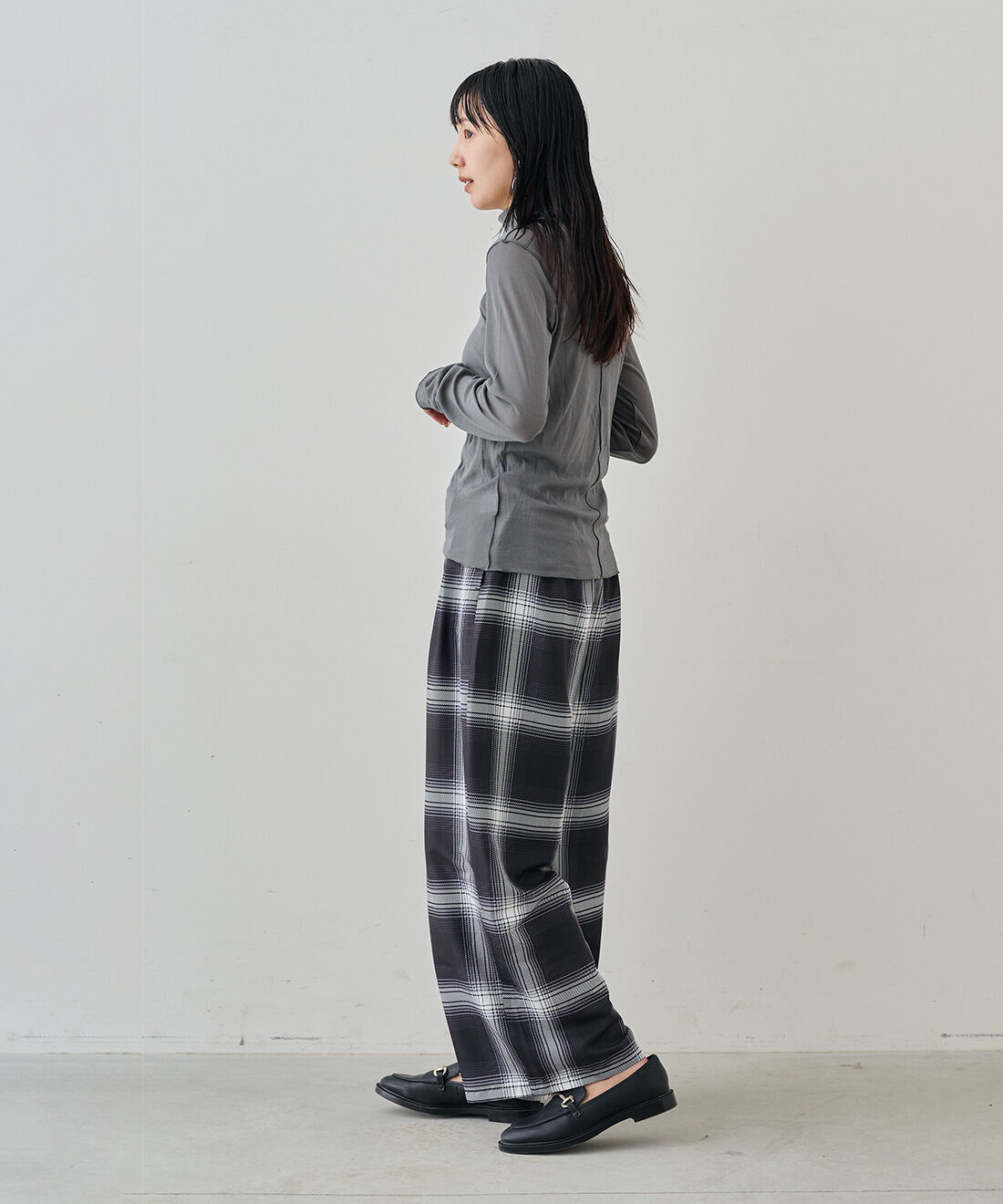 MEDE19F|MEDE19F 薄くてやわらかなティシューカットソーハイネックトップスの会|モデル身長：163cm　着用サイズ：M