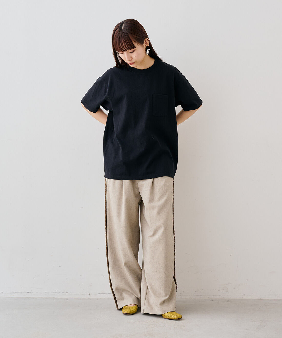 MEDE19F|フリンジ遣いのカットオフパンツ〈グレージュ〉のコーディネート