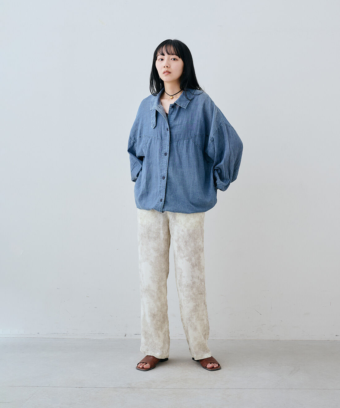 MEDE19F|ムラ染め調 プリントイージーパンツ〈アイボリー〉とヴィンテージハートモチーフベルベットリボンチョーカーのコーディネート|163cm　size：M