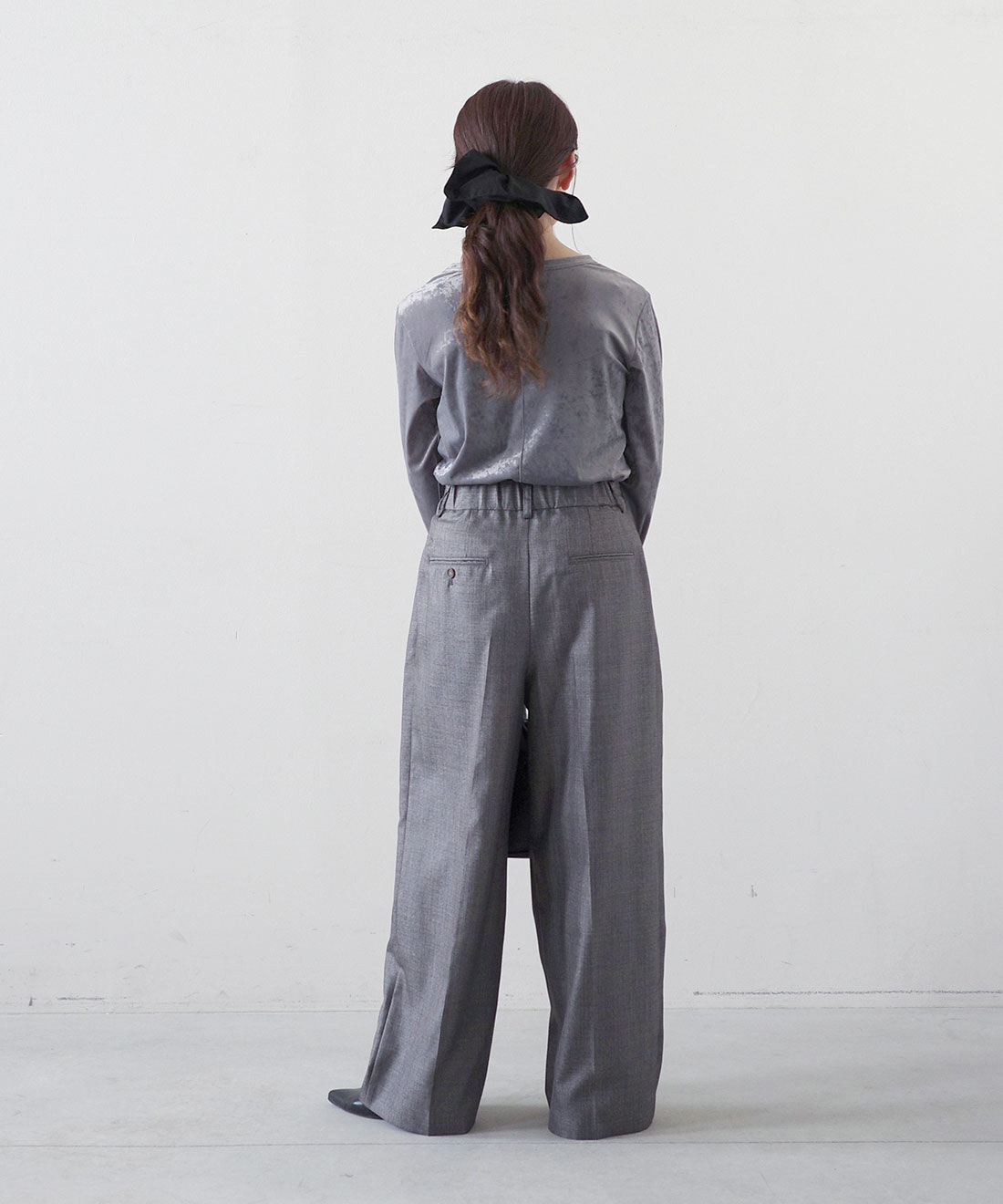 MEDE19F|クラッシュべロア調 トップスの会とクラッシュべロア調 トップスの会とビッグシュシュ〈ブラック〉のコーディネート|モデル身長： 156cm　Mサイズ着用