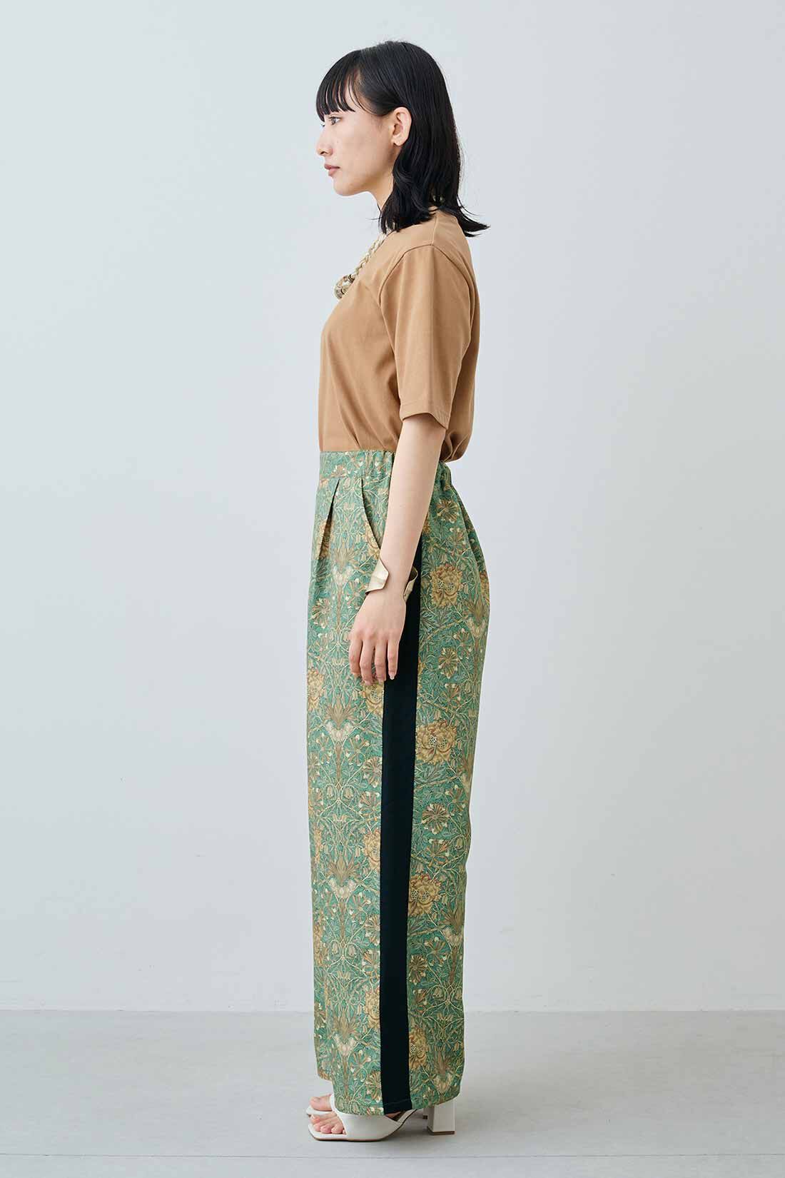 MEDE19F|MEDE19F　〈MORRIS Gallery〉サイドラインパンツ〈グリーン〉|モデル身長：158cm　着用サイズ：M