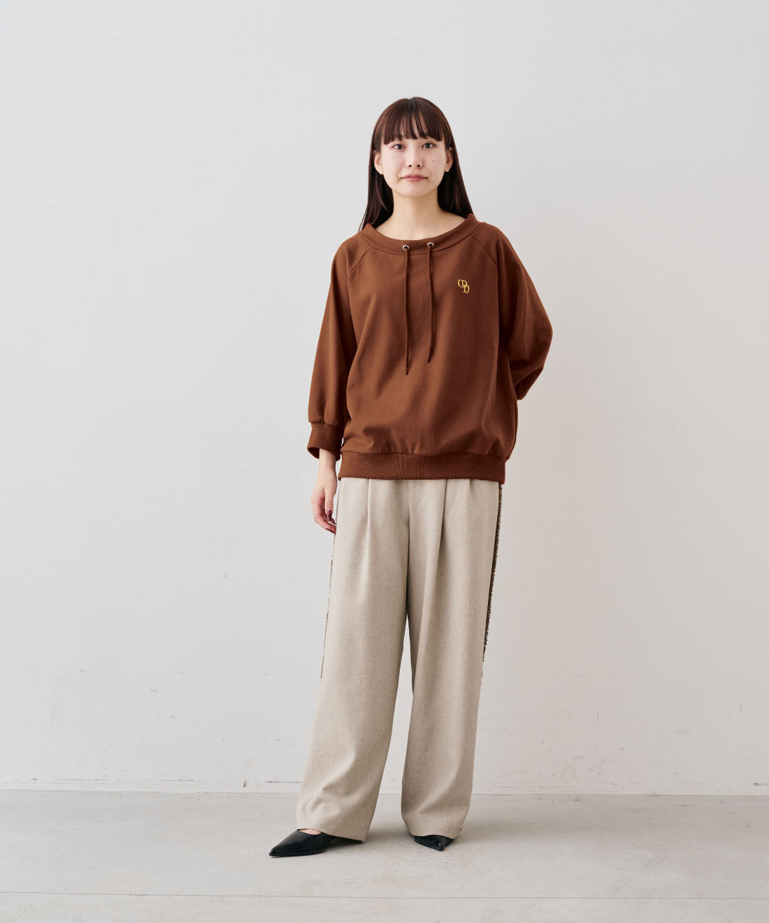 MEDE19F [メデ・ジュウキュウ]|汗染み軽減加工のミニ裏毛トップスとフリンジ遣いのカットオフパンツ〈チャコールグレー〉のコーディネート