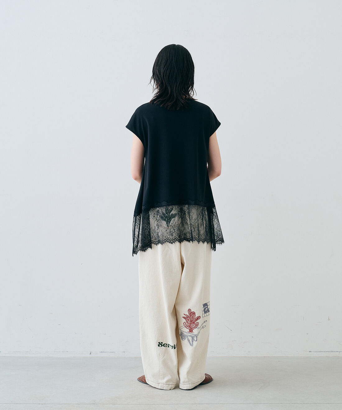 MEDE19F|ヘムレース フレンチスリーブトップスとヘムレース フレンチスリーブトップスとアート刺繍をほどこした ワイドパンツ〈生成り〉のコーディネート
