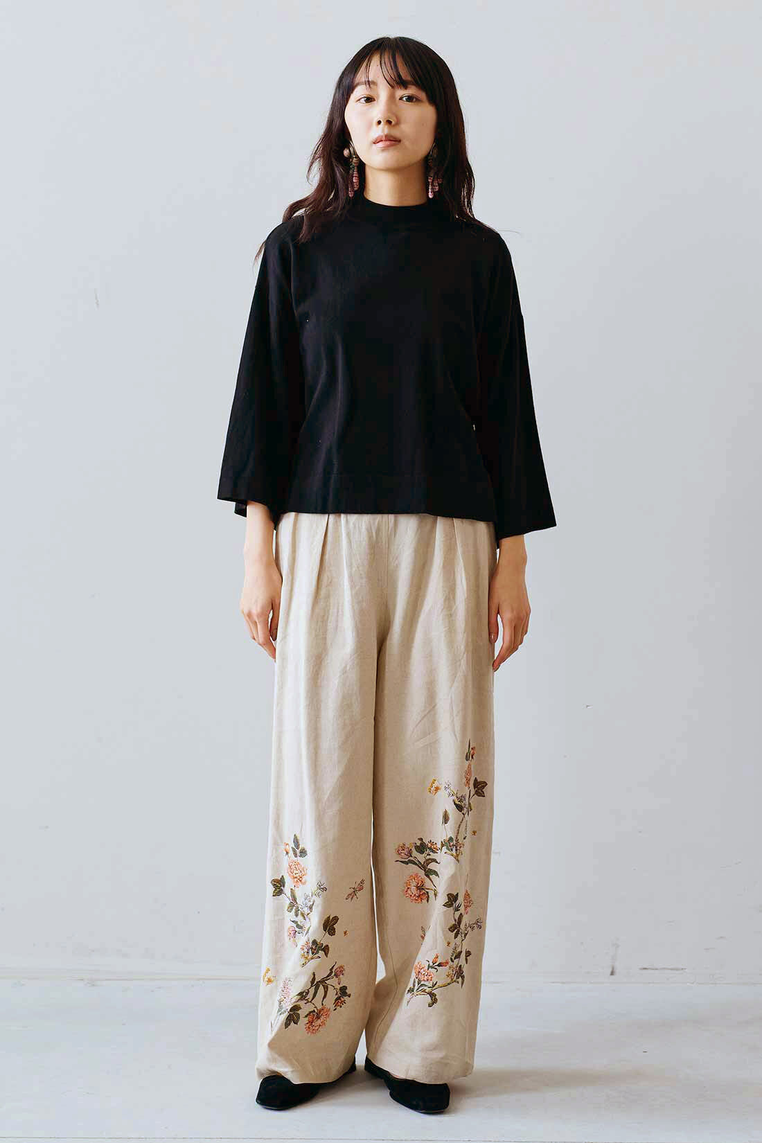 MEDE19F|MEDE19F　ミュルーズモダン〈「ミュルーズ染織美術館」アーカイブコレクション〉モチーフプリントパンツ〈リネンベージュ〉|モデル身長：163cm　着用サイズ：M
