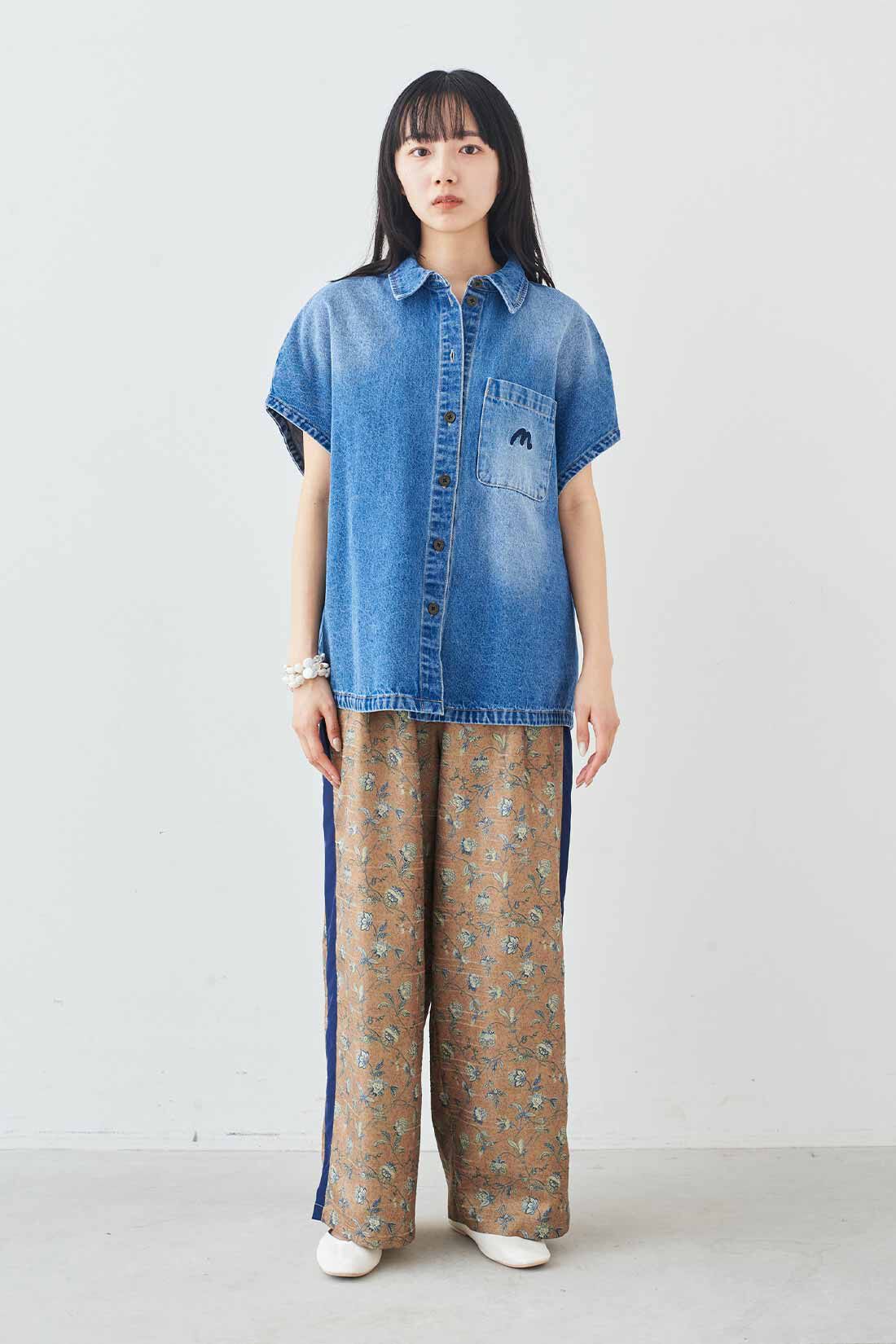 MEDE19F|MEDE19F　ステッチ刺繍のあるオーバーサイズデニムシャツ〈ブルー〉|モデル身長：163cm　着用サイズ：M