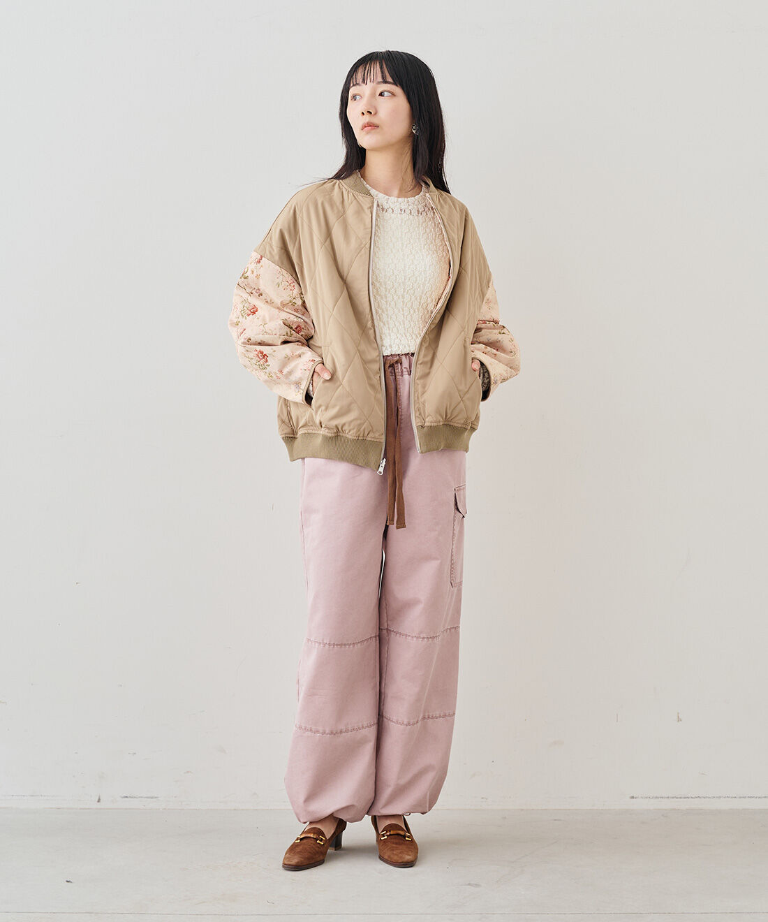 MEDE19F|ミュルーズモダン 中わた入りリバーシブルブルゾン〈ベージュ〉とレース切り替えトップスと花プリントとレースのスカートセット〈ブラック＆パープル〉のコーディネート