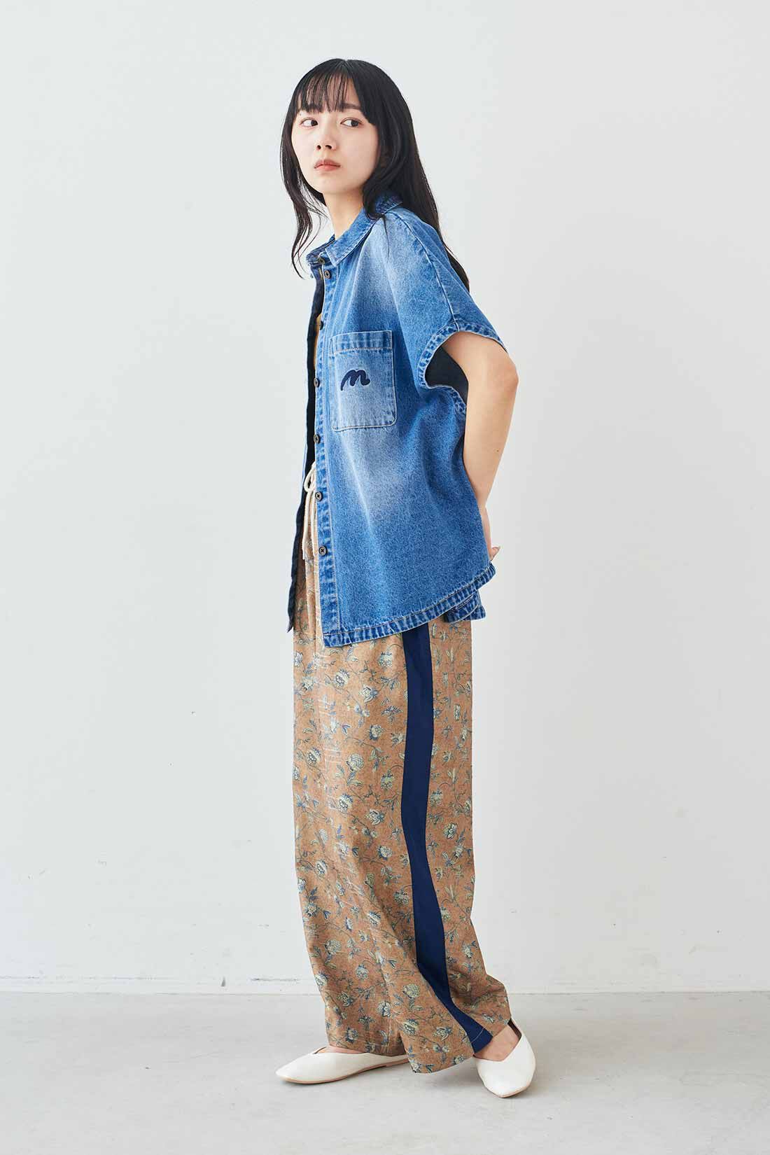 MEDE19F|MEDE19F　ミュルーズモダン〈「ミュルーズ染織美術館」アーカイブコレクション〉サイドラインプリントパンツ〈キャメル〉|モデル身長：163cm　着用サイズ：M