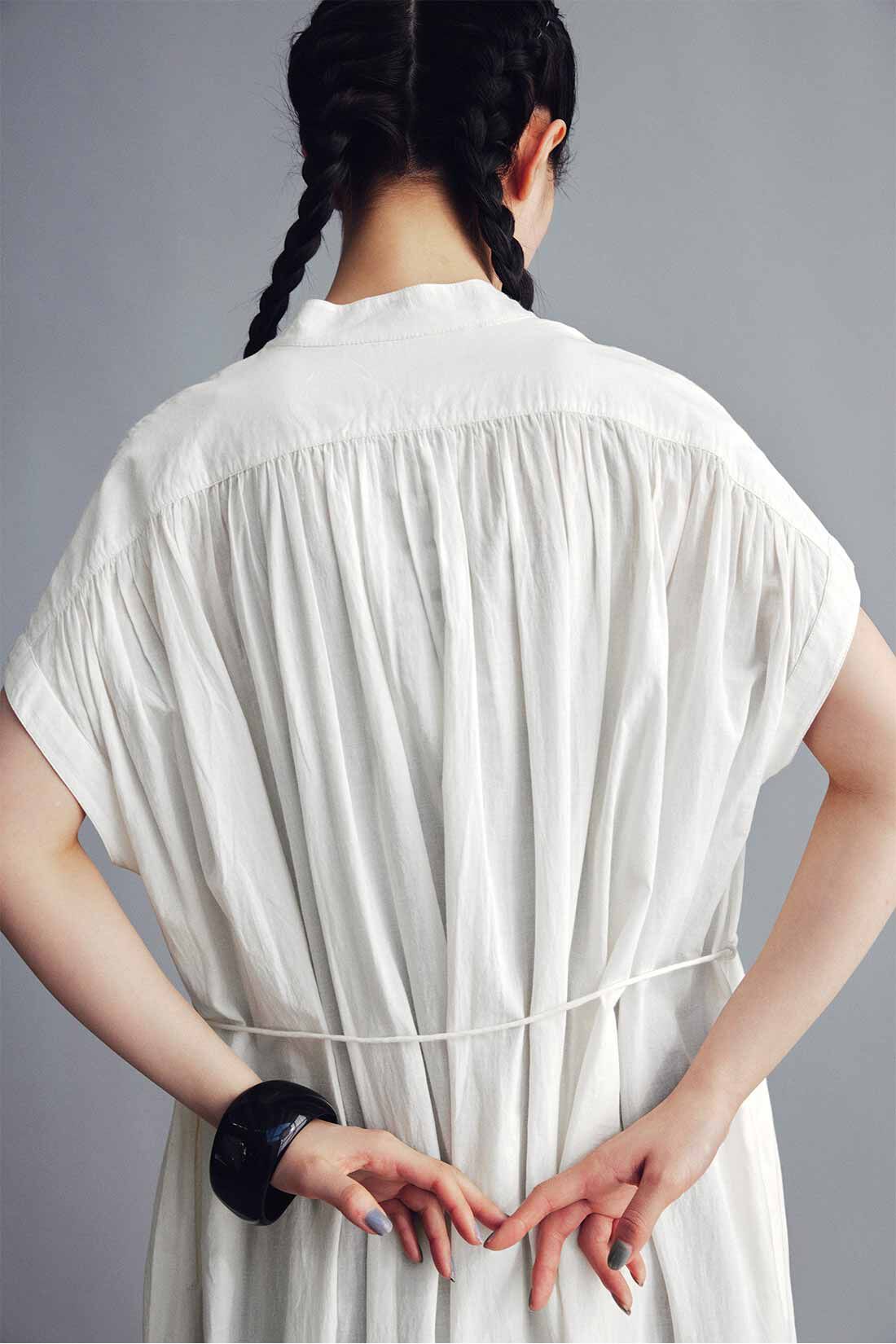MEDE19F|MEDE19F　〈MADE IN INDIA COLLECTION〉シフリー刺しゅうワンピース|後ろの細かなギャザー遣いにも、インドの職人さんの繊細な手仕事が光ります。