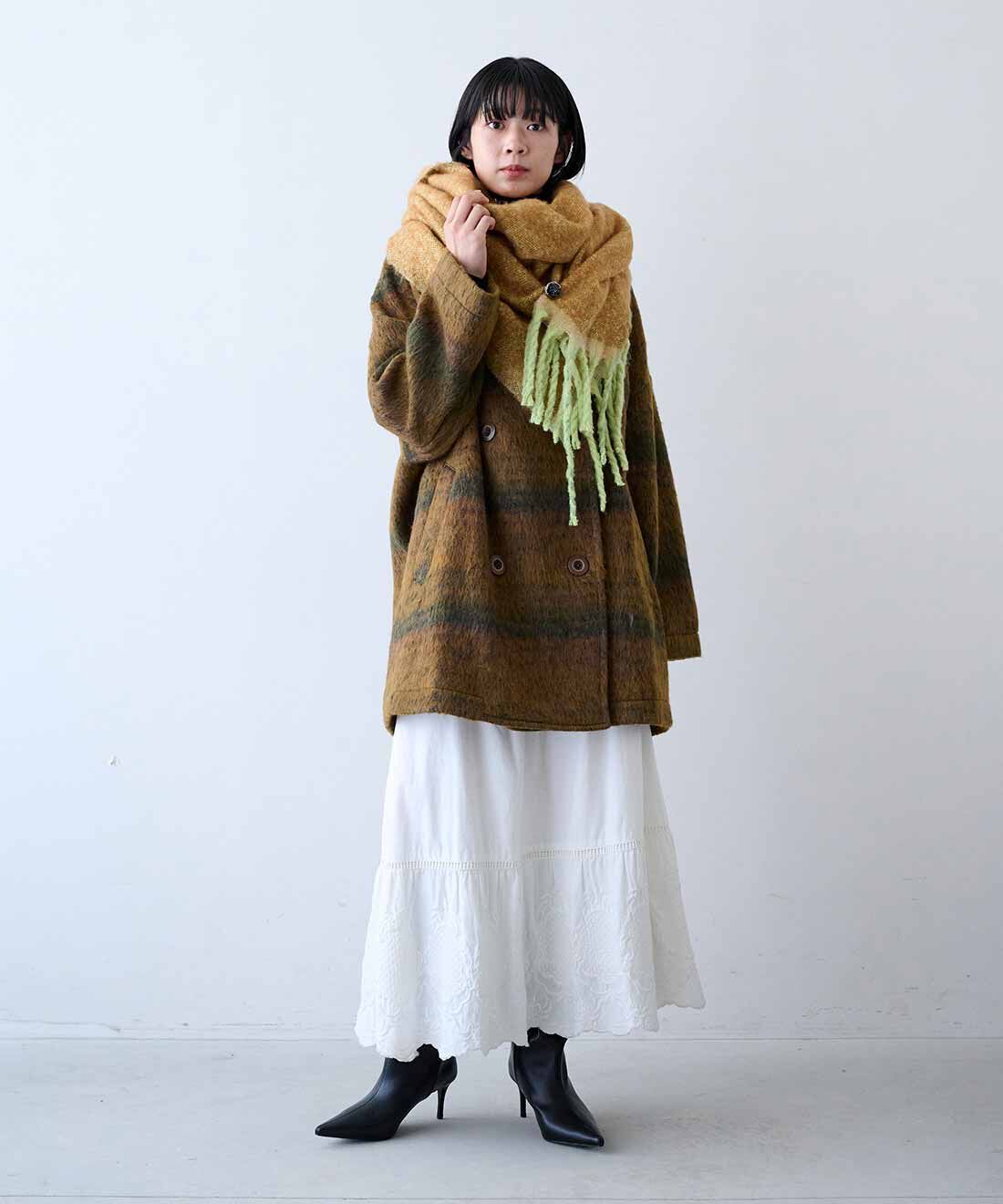 MEDE19F|シャギー素材 ミリタリーコート〈イエローミックスブラウン〉と綿 タートルニットの会と配色遣いの大判ストールのコーディネート