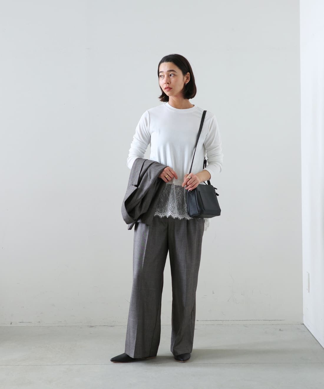 MEDE19F|シャークスキンのリラックスワイドスラックス〈シルバーチャコールグレー〉とヘムレース トップスのコーディネート