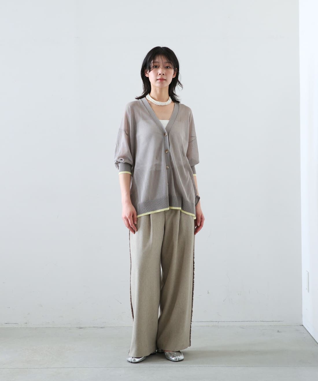 MEDE19F [メデ・ジュウキュウ]|配色ラインのシアーニット カーディガンとフリンジ遣いのカットオフパンツ〈グレージュ〉のコーディネート