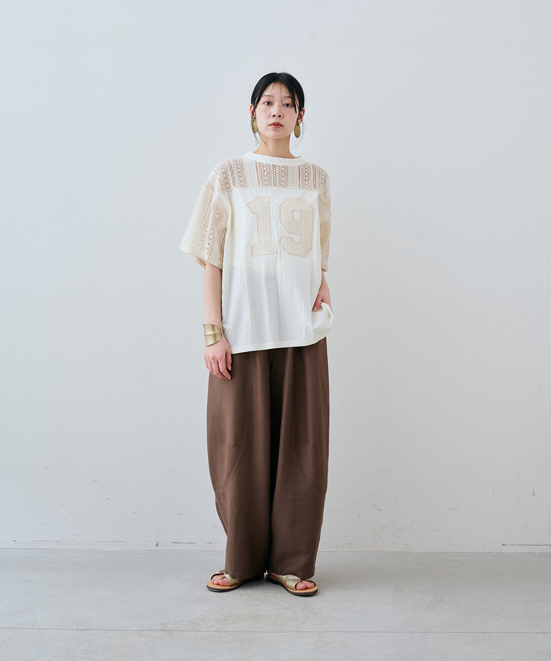 MEDE19F|レースナンバーコラージュトップス　とリネン混バレルパンツ〈コーヒーブラウン〉とヴィンテージラウンドモチーフイヤリングのコーディネート|163cm　size：M