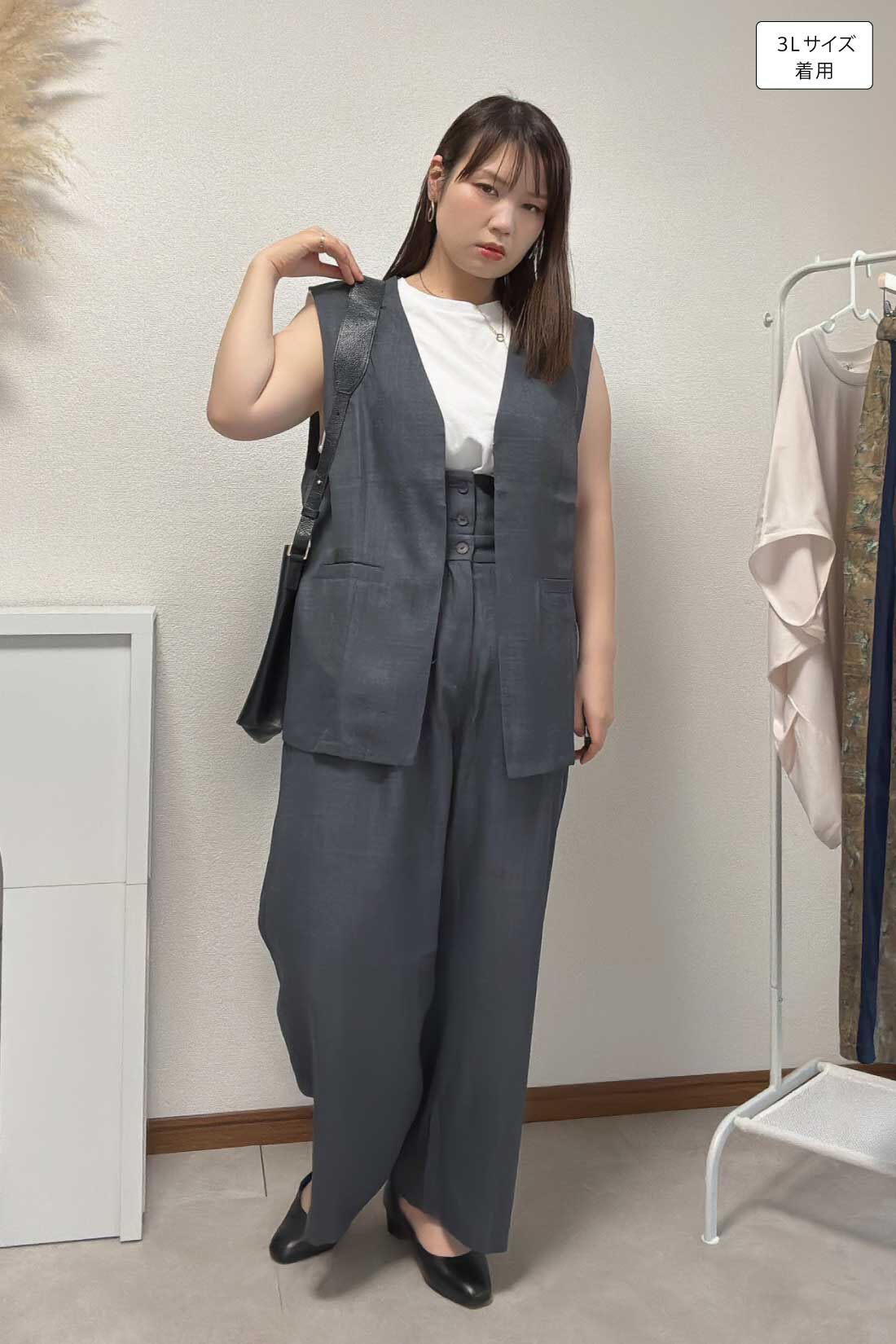 MEDE19F [メデ・ジュウキュウ]|タック遣い フレンチスリーブ コットントップスの会とタック遣い フレンチスリーブコットントップスの会とリネンライク素材 スリーブレスジャケット〈グレー〉のコーディネート